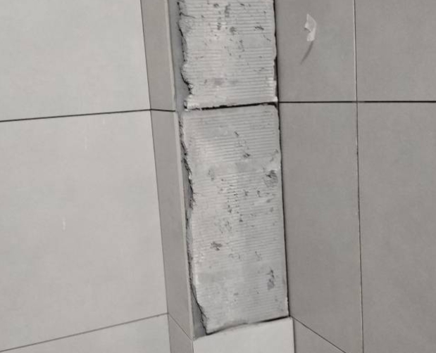 徐州市瓷砖空鼓维修公司分享下瓷砖施工前基层浇水润湿程度不足，可能导致以下问题