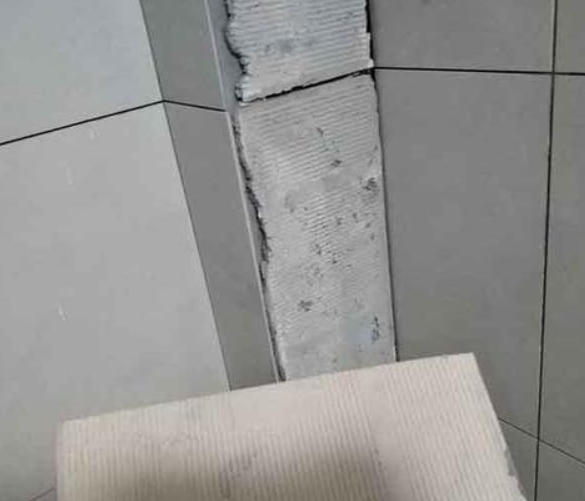 徐州市瓷砖空鼓维修公司分享下厨房瓷砖脱落的补救措施。